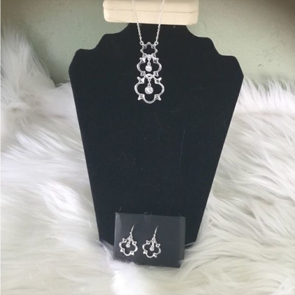 AVON NWT Keystone Long‎ Pendant necklace and earring set Silvertone
New …